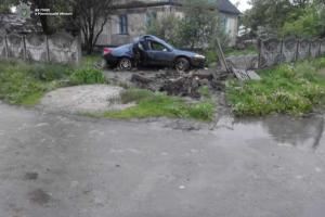 На Ровенщине компания, возвращаясь с вечеринки, влетела в бетонный забор на автомобиле "Dodge Intrepid"