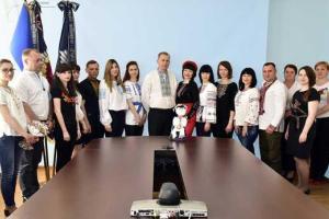 На Донетчине работники полиции надели украинский наряд в честь Всемирного дня вышиванки