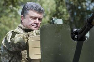 Бойца ВСУ, подбившего БМП боевиков, Порошенко лично поблагодарил в телефонном режиме