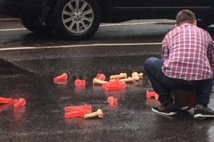 В центре Москвы водитель растерял по дороге "игрушки для взрослых"