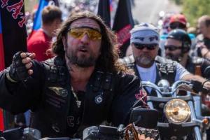 В столице Чехии байкеров из клуба "Ночные волки" встретил живой "коридор позора"