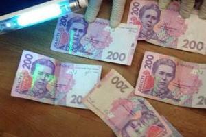 На глазах сотрудников СБУ задержанный начальник миграционной службы пытался съесть взятку 