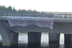 Скандал в России: на мосту в Питере появилась цитата Кадырова, призывающая "убивать русских"