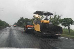 На Одесчине асфальт кладут под проливным дождем: "начальству видней"