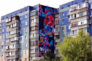 В Киеве на жилой высотке расцвел новый мурал