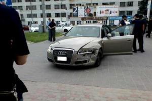 Во Львове пьяный водитель на "Audi" протаранил авто патрульных и влетел в остановку