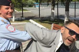 Сергея Шнурова оштрафовали за курение на сцене во время концерта