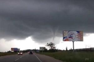 Крым штормит: жителей пугают грозы, ливень, град и пронесшийся смерч