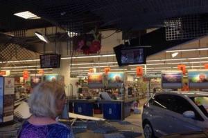 В торговом центре Львова на посетителей обрушился подвесной потолок