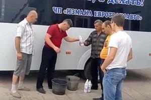 В Измаиле активисты провели акцию по обеззараживанию автобусов дезраствором