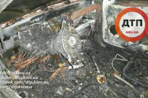 В Киеве ночью дотла сгорел "Renault Logan": водитель успел остановить авто и выскочить