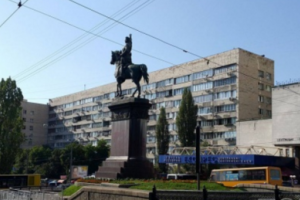 В Киеве правоохранители охраняют памятник Щорсу от активистов