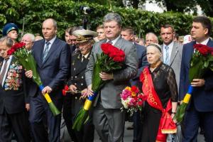 Президент и Премьер-министр Украины почтили память жертв войны