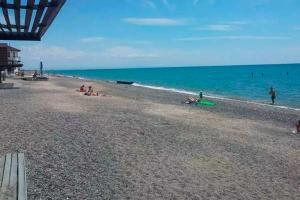 "Шумный" отдых в Крыму: пустые пляжи и рев истребителей над головами отдыхающих