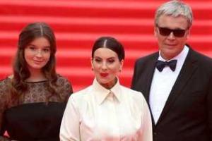 Актеры Александр и Екатерина Стриженовы не готовы к свадьбе младшей дочери