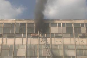 В Харькове спасатели боролись с огнем на текстильном предприятии