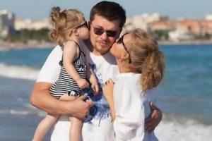 Подросшая дочь Кристины Асмус села на шею звездному папе