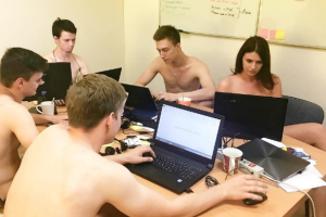 Жители Беларуси "по совету Лукашенко" устроили эротический флешмоб