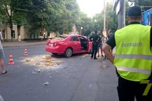 В Одессе юный водитель иномарки, "приняв на грудь", протаранил забор госпиталя