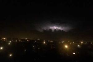 Жителей Мариуполя напугали яркие вспышки в ночном небе