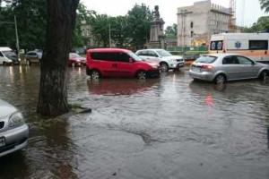 В Днепре хозяйничала непогода: затоплены улицы, повалены деревья, дороги превратились в реки