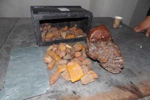 Житель Львовщины пытался вывезти в Польшу более 4 килограммов камней янтаря