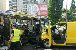 При столкновении в центре Луцка маршрутки и автомобиля "Opel Vivaro" пострадали 11 человек
