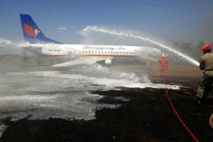 При экстренной посадке лайнера в Сингапуре, вспыхнуло крыло самолета