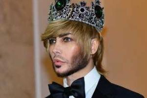 Эпатажный Сергей Зверев снял штаны в центре Москвы