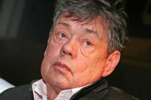 Актер Николай Караченцов с женой уезжают из России