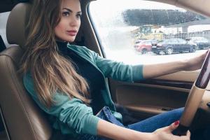 Светская львица Виктория Боня с легкостью выполняет сложные асаны йоги