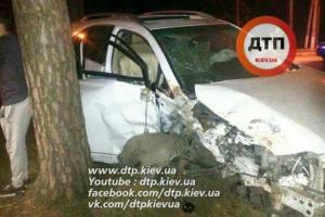 Под Киевом "Lexus" влетел в дерево: девушки-пассажирки попали в реанимацию