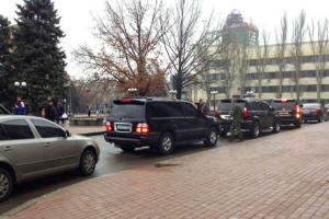 В кортеже главаря "ДНР" Захарченко можно заметить сразу несколько "отжатых" авто с одинаковыми номерами