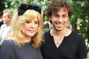 Папарацци "подловили" Пугачеву и Галкина на прогулке в Юрмале