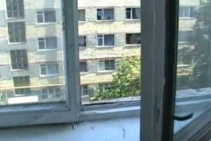 На Днепропетровщине пьяный изверг выбросил из окна женщину с 2-летним ребенком