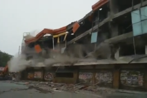 В Индии торговый центр снесли вместе с находящимися в нем людьми: есть жертвы