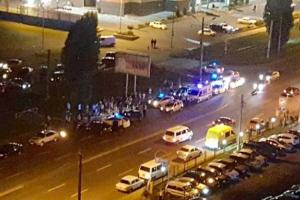 В Харькове возле торгового центра вспыхнула массовая драка после столкновения трех авто