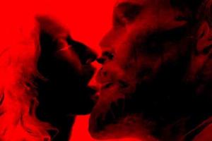 Художница из Крыма представила в Москве скандальную выставку "Эротический вандализм"