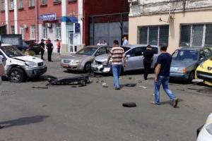 В Киеве водитель "Toyota" разбил 9 припаркованных автомобилей