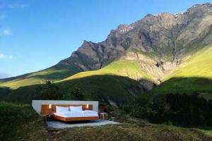 В швейцарских Альпах открылся первый в мире отель под открытым небом