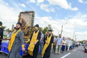 В Житомире активисты заблокировали трассу, не пропустив в центр города Крестный ход УПЦ МП