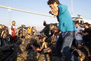 В Турции жестко обошлись с мятежными солдатами. 18+