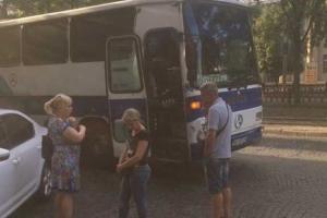 В центре Днепра автоматчики в масках совершили разбойное нападение на автобус