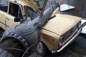 В Харькове рухнувший столб расплющил автомобиль "ВАЗ"