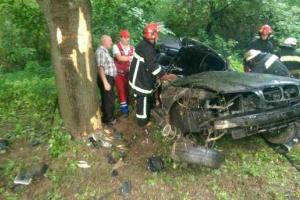 На Львовщине "BMW" на бешеной скорости влетел в дерево: погибли две девушки