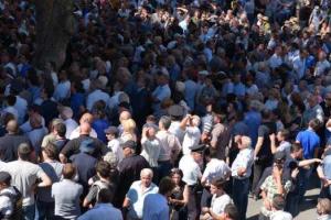 В Абхазии беспорядки: митингующие штурмовали здание МВД республики