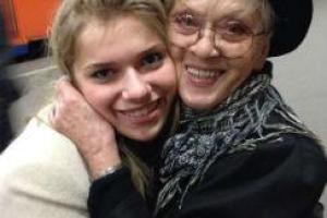 Алиса Фрейндлих выдает внучку замуж за молодого актера