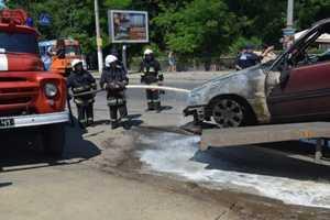 В Одессе горящий автомобиль въехал в трамвайную остановку