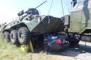 Опубликованы страшные кадры с места жуткой аварии в Крыму, где БТР раздавил "Ford Focus"