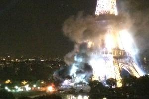 В Париже у подножия Эйфелевой башни пылал грузовик с пиротехникой